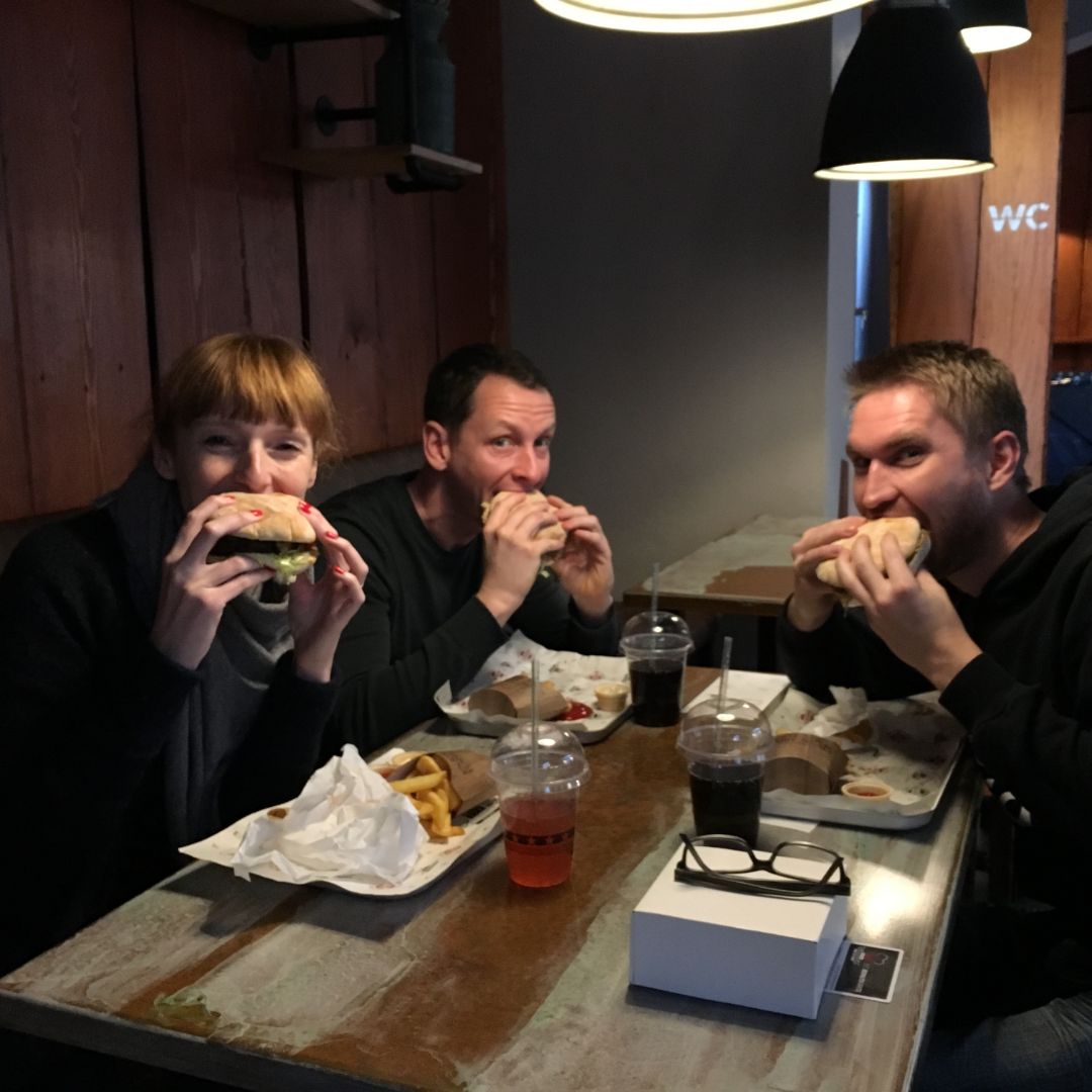 Claudia, Heiko und Sebastian essen Burger