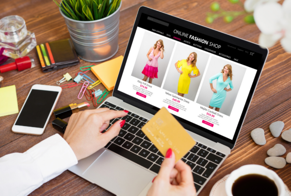 Online Fashion Shopping auf einem Laptop