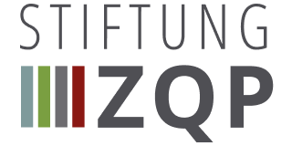 Logo der Stiftung ZQP mit den Buchstaben in schwarzer Farbe und einem grafischen Element mit vier vertikalen Streifen in Grün, Blau, Rot und Grau.
