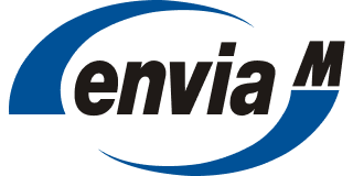 Logo von enviaM, bestehend aus dem Namen in schwarzer Schrift mit einem blauen Halbkreis, der den Namen teilweise umrandet.